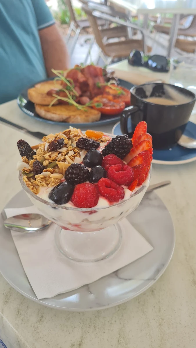 Granola with Fresh Fruit