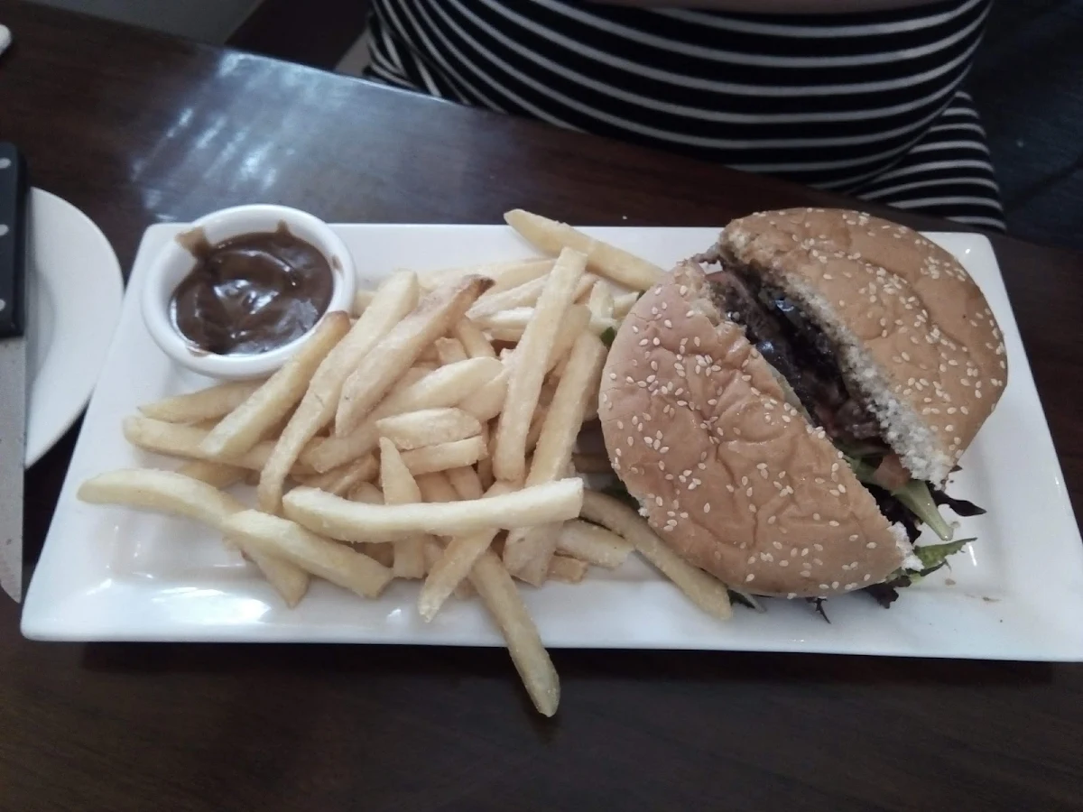 Burger & Chips & Salsa
