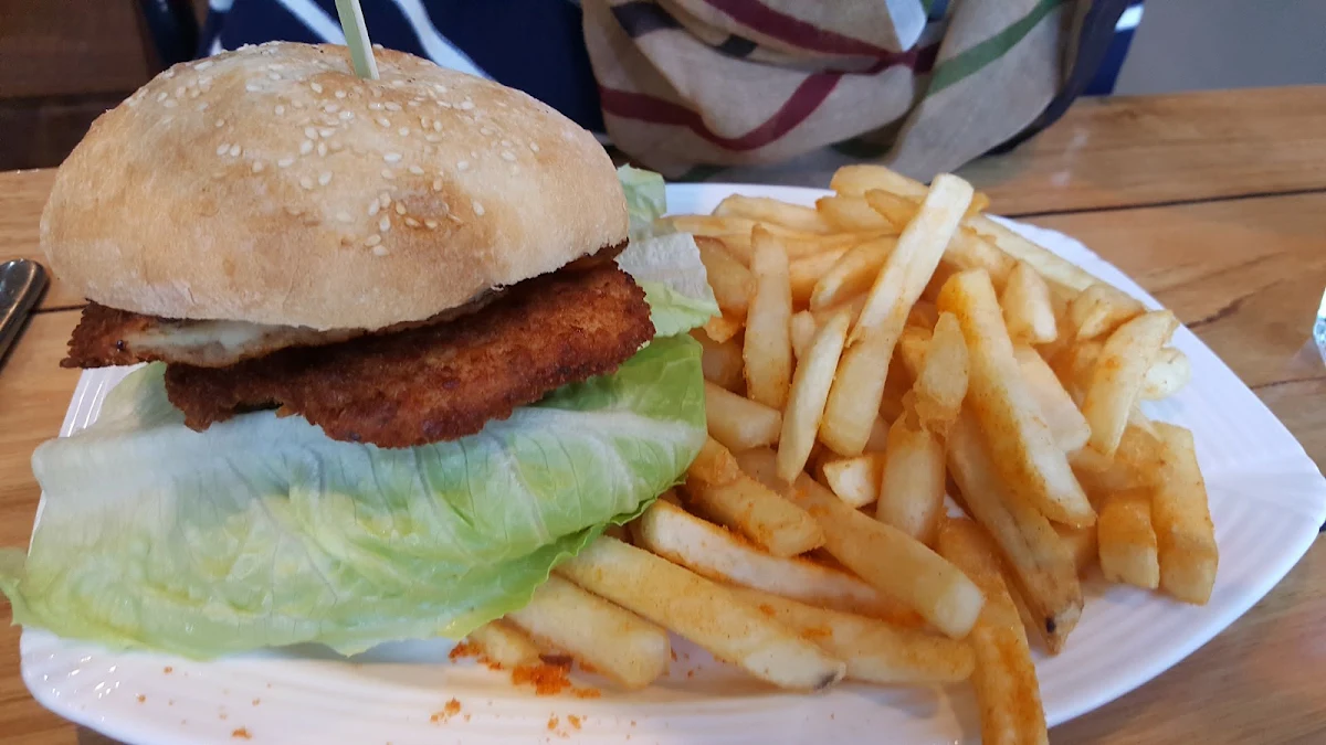 Highlights, Le Chix Restaurant Cafe