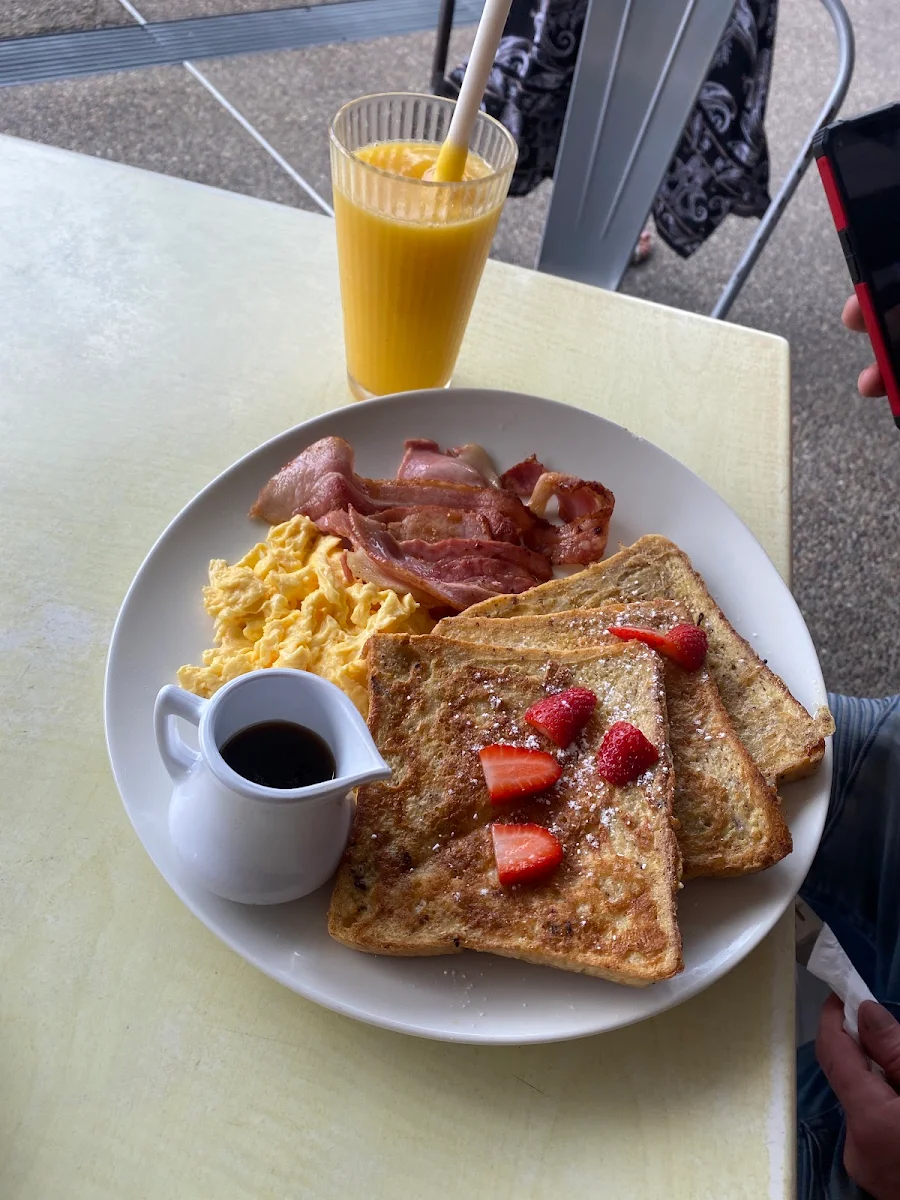 Highlights, Cheryl-Lyn's Cafe