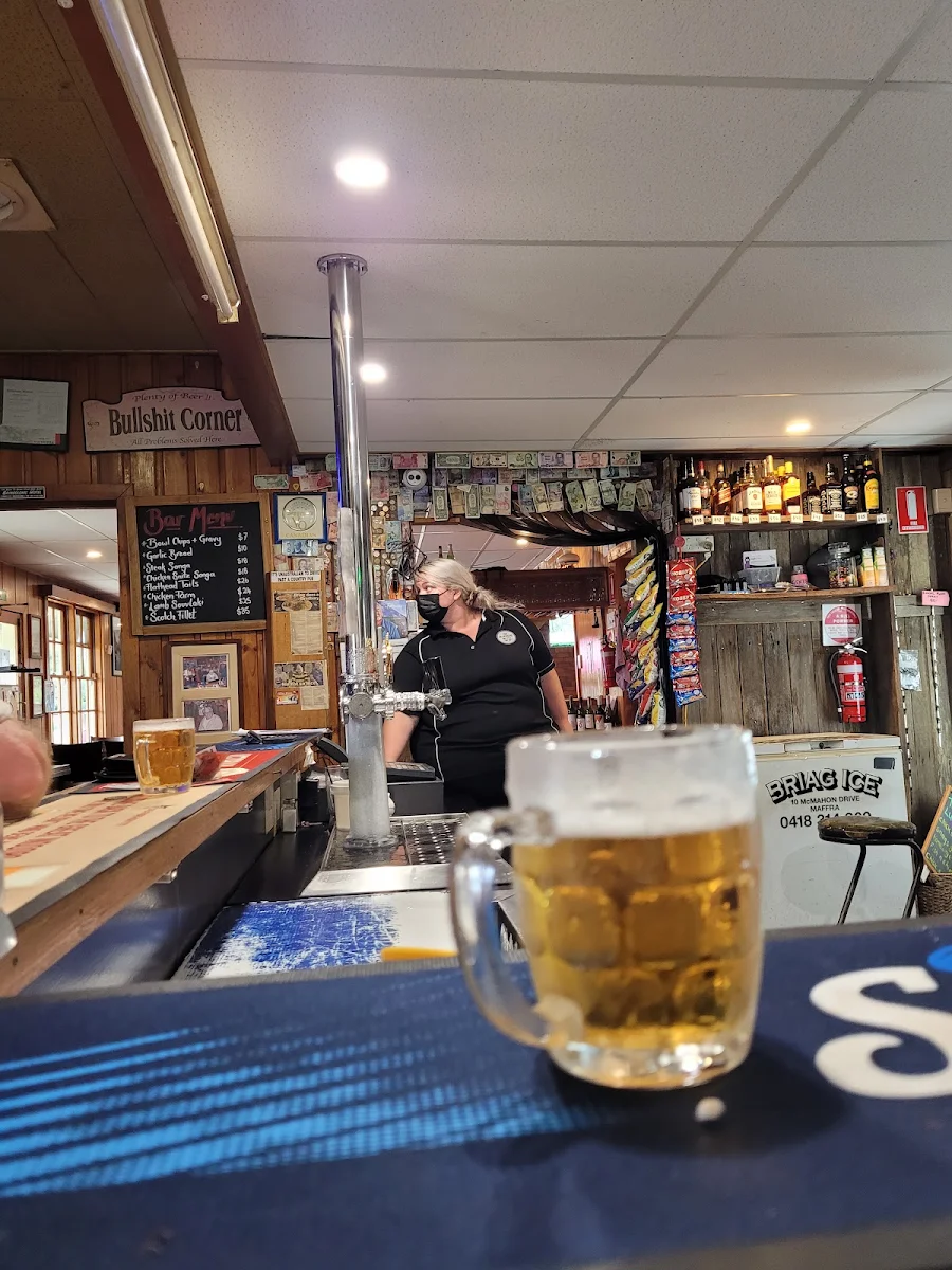 Nice Cold Beer, Briagolong Hotel