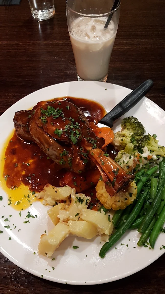 Shank, Briagolong Hotel