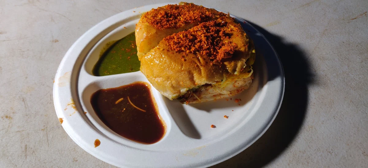 Bun Samosa, Desi Chatka Egg Centre
