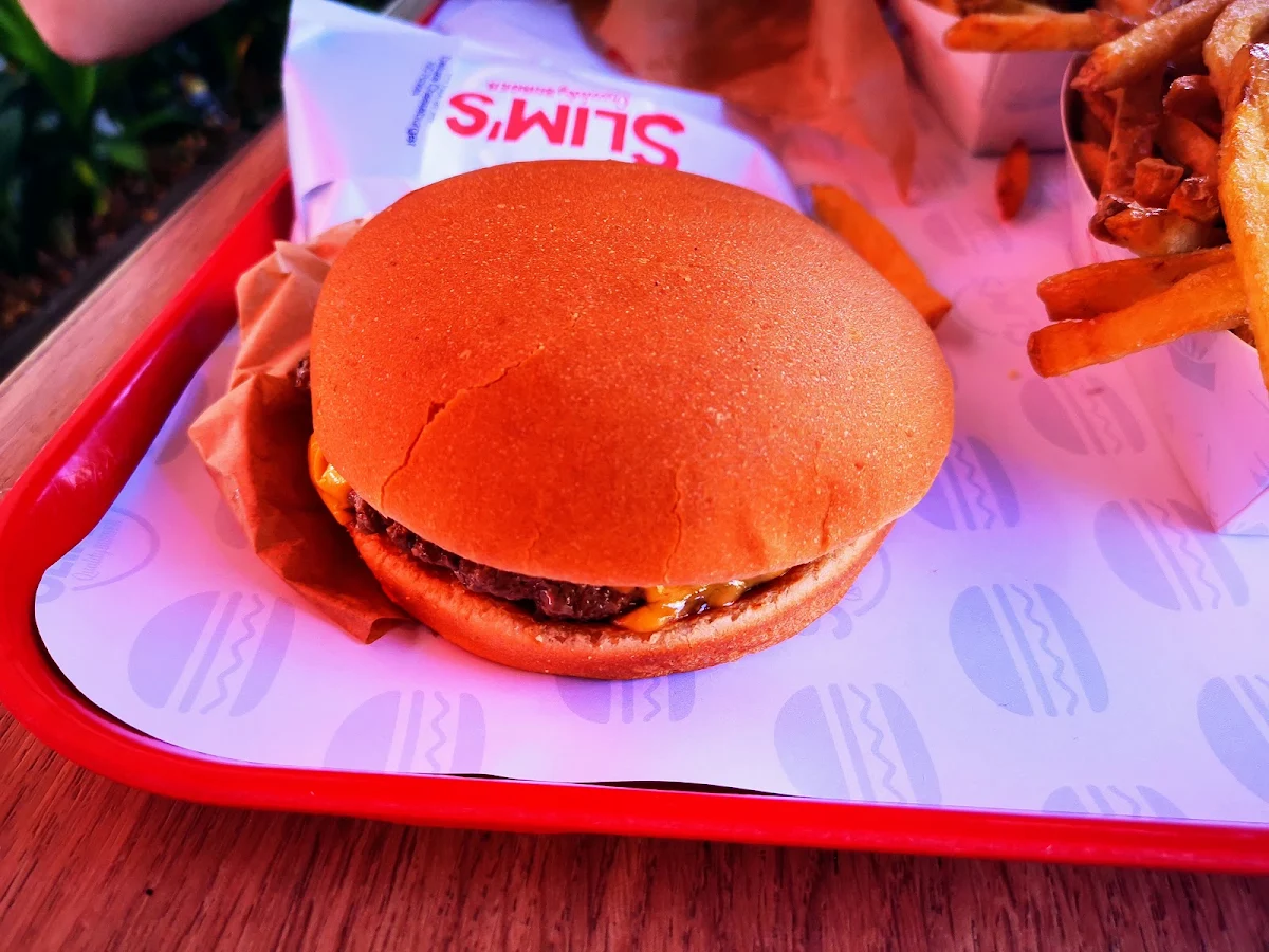 Deluxe Cheeseburger, Slim's Quality Burger