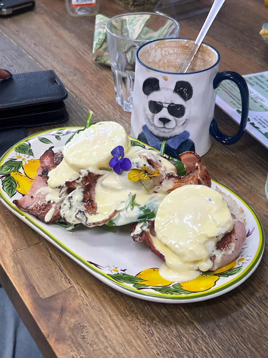 Eggs Benedict, Lisa's Willow Tree Cafe