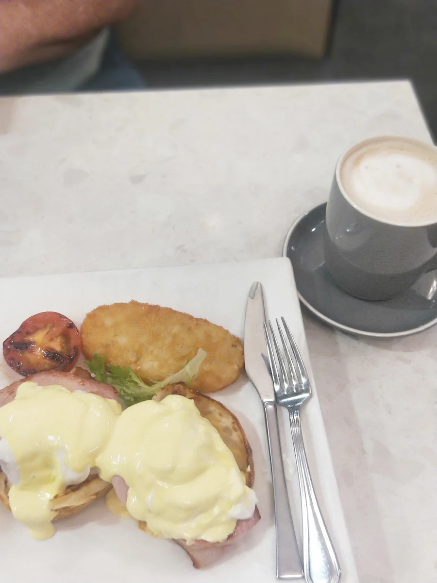 Eggs Benedict, Lucie's Cafe