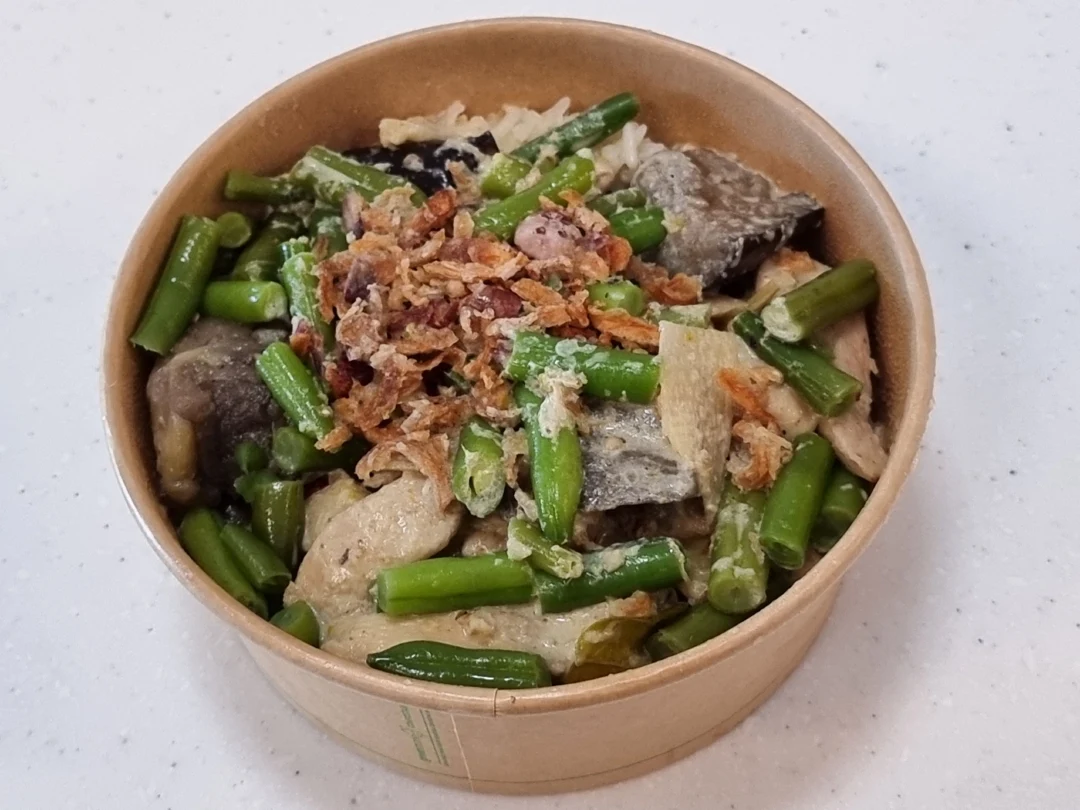 Green Curry Chicken with Long Bean and Rice