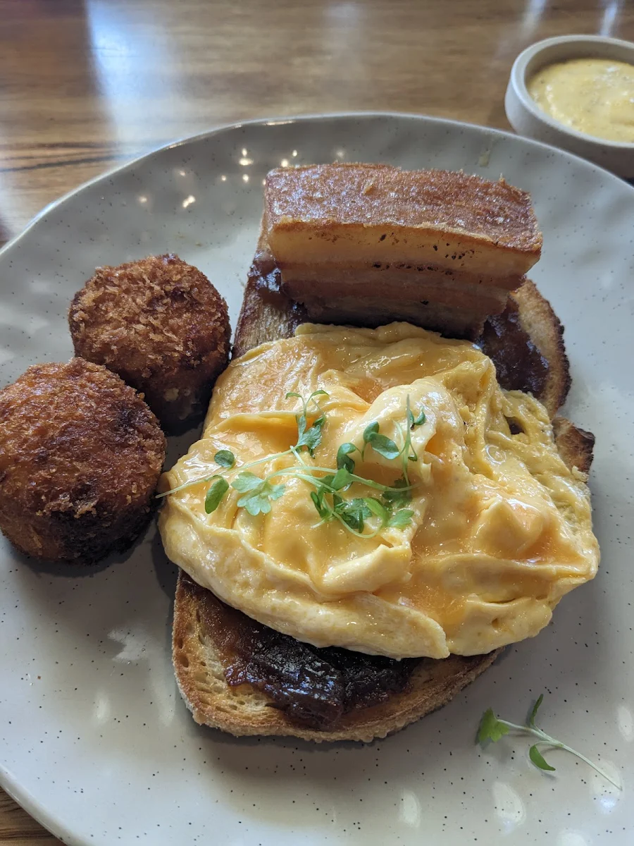 Eggs Benedict, Middle Ground