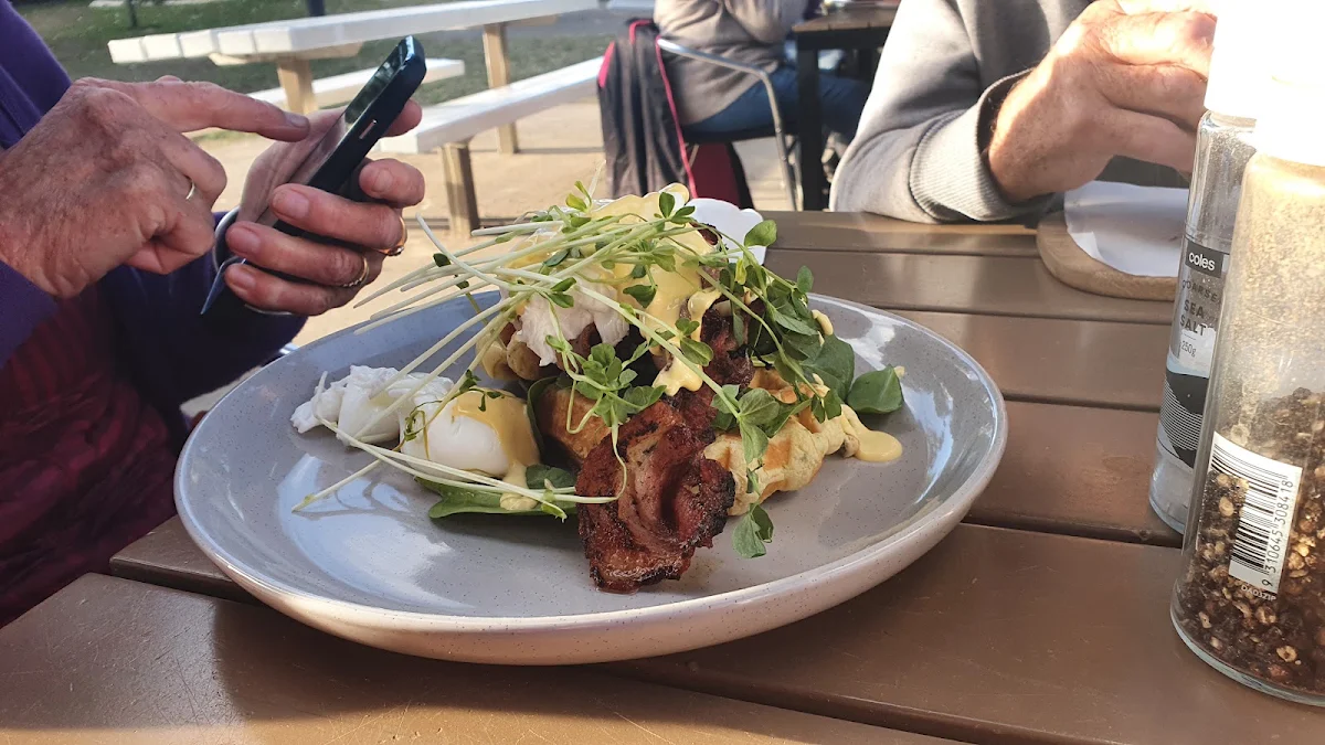 Eggs Benedict, Mokha Cafe Woorim