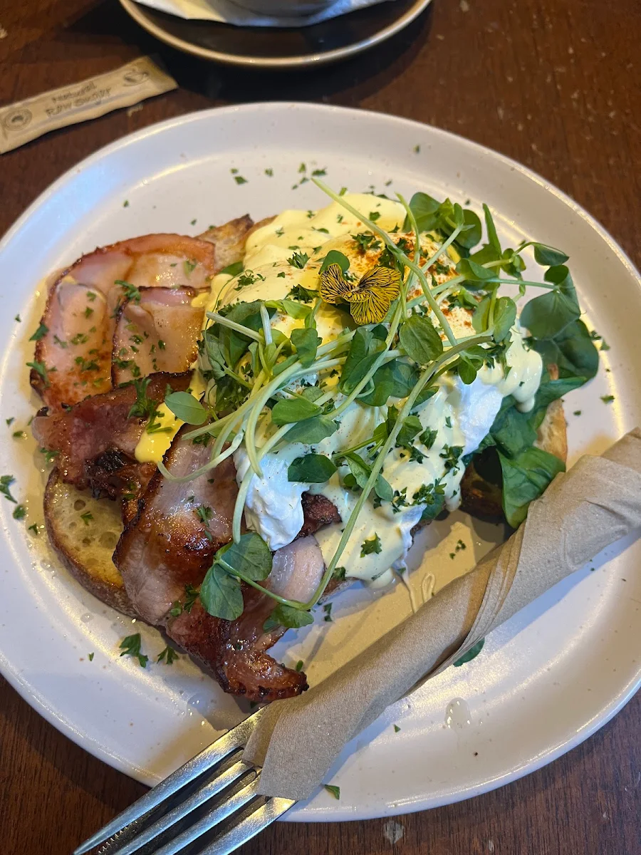 Eggs Benedict, Lil-Ego Cafe