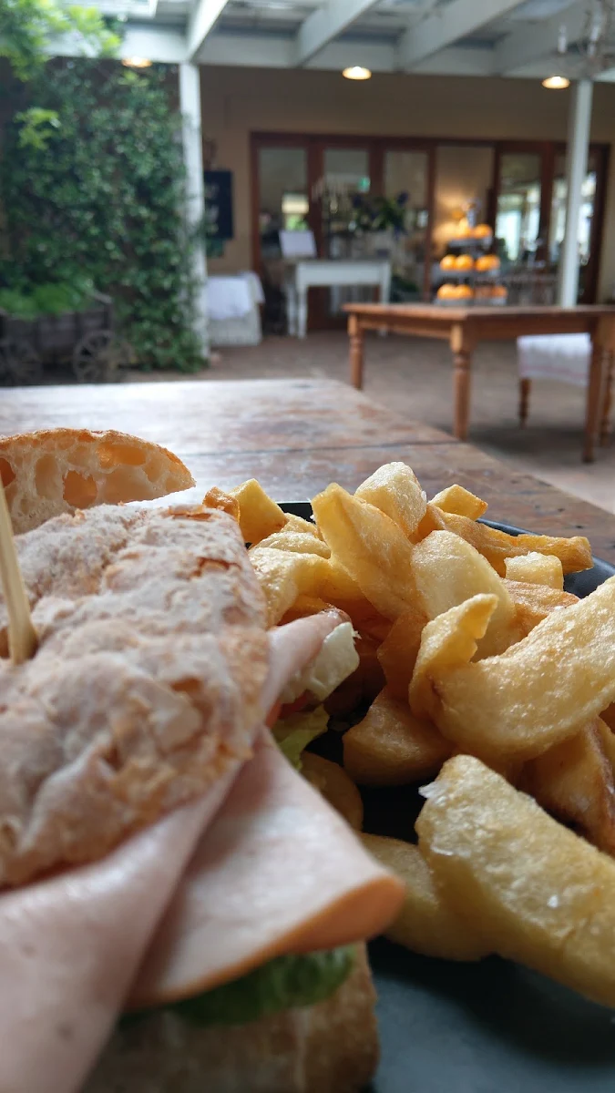Bredham'n'Chips, Bistro Molines