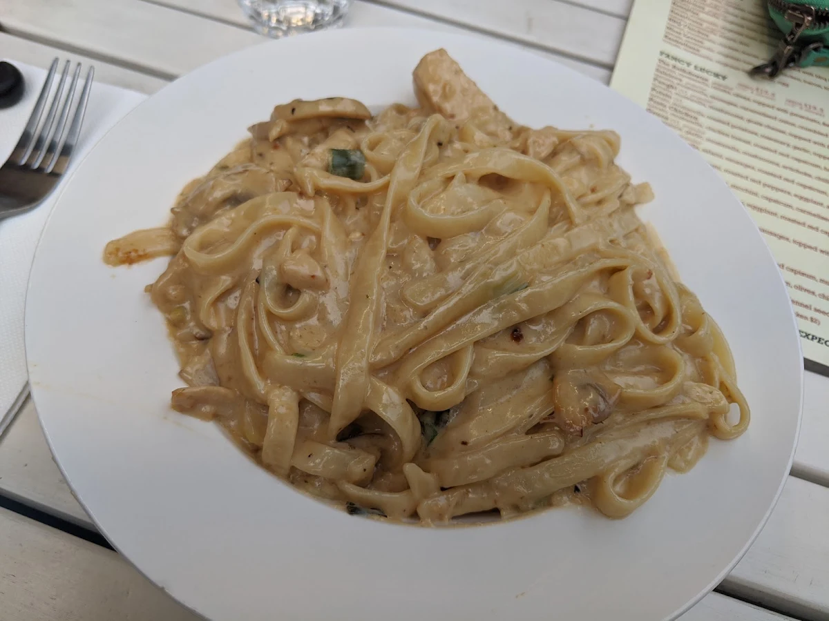 Fettucini Pollo E Funghi, Lucky's Pizzeria