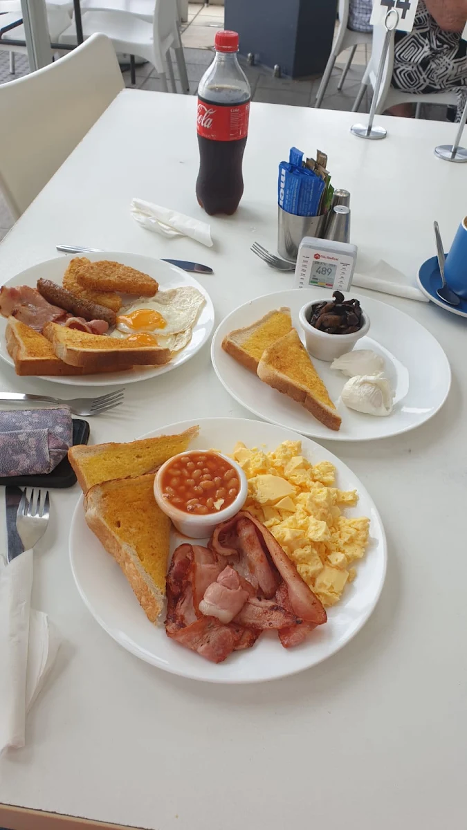 Breakfast for Three, CAFE 4 U