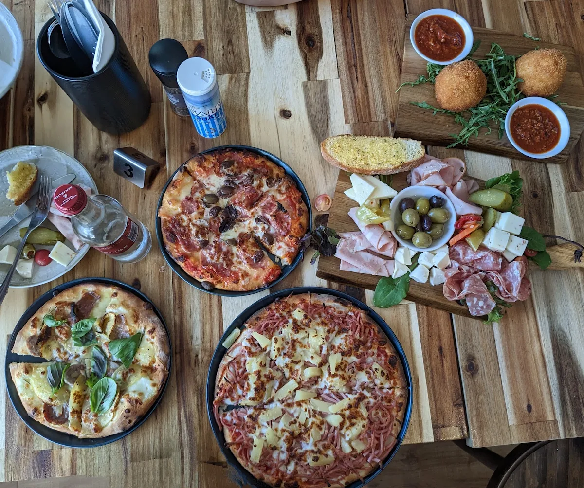 Piazza, Cellos Pizzeria