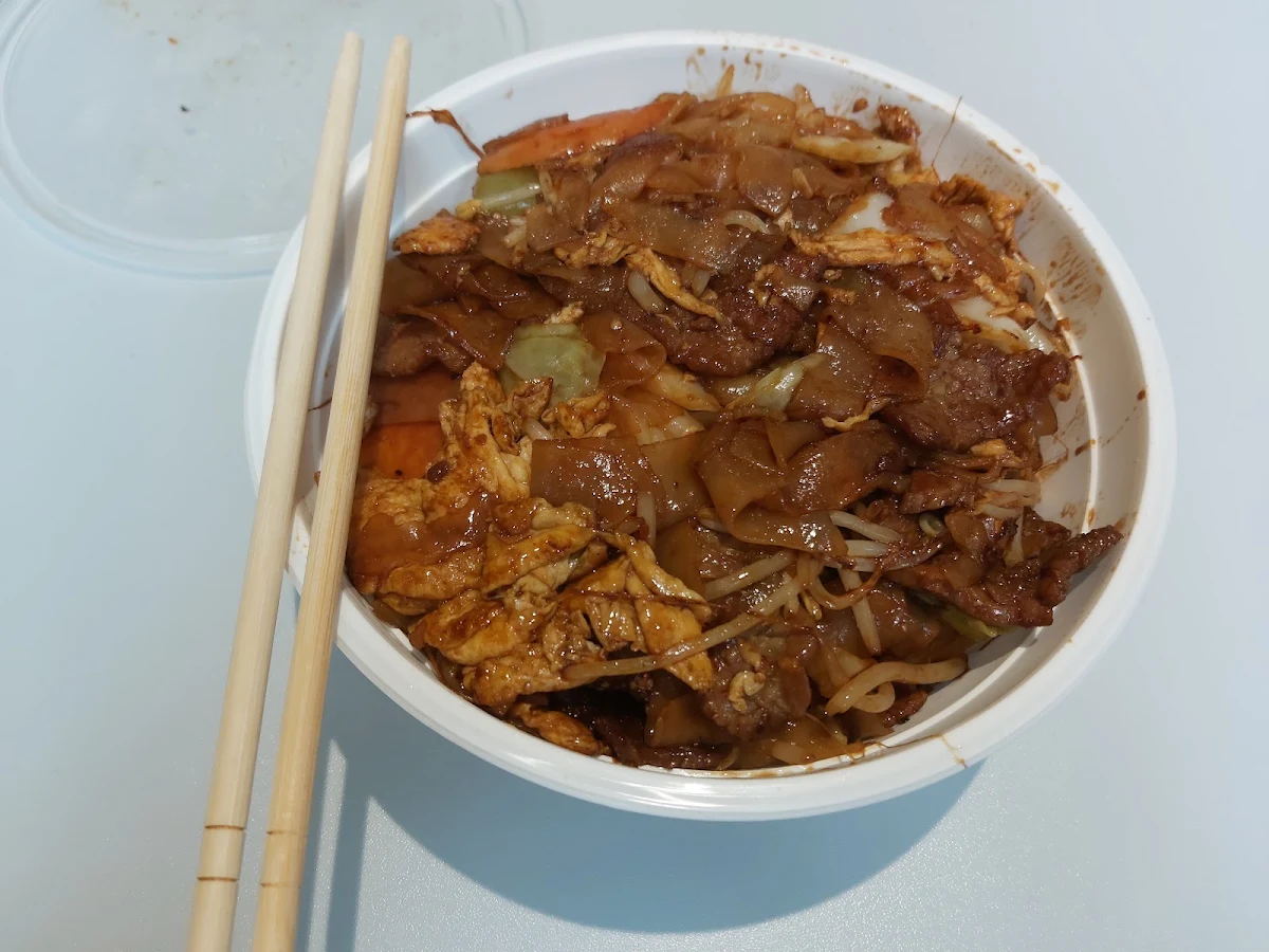 Fried Flat Rice Noodle with Beef