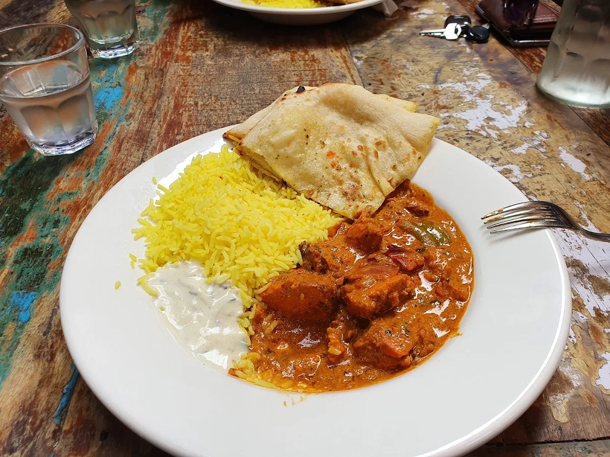 Butter Chicken with Rice & Garlic Naan Bread