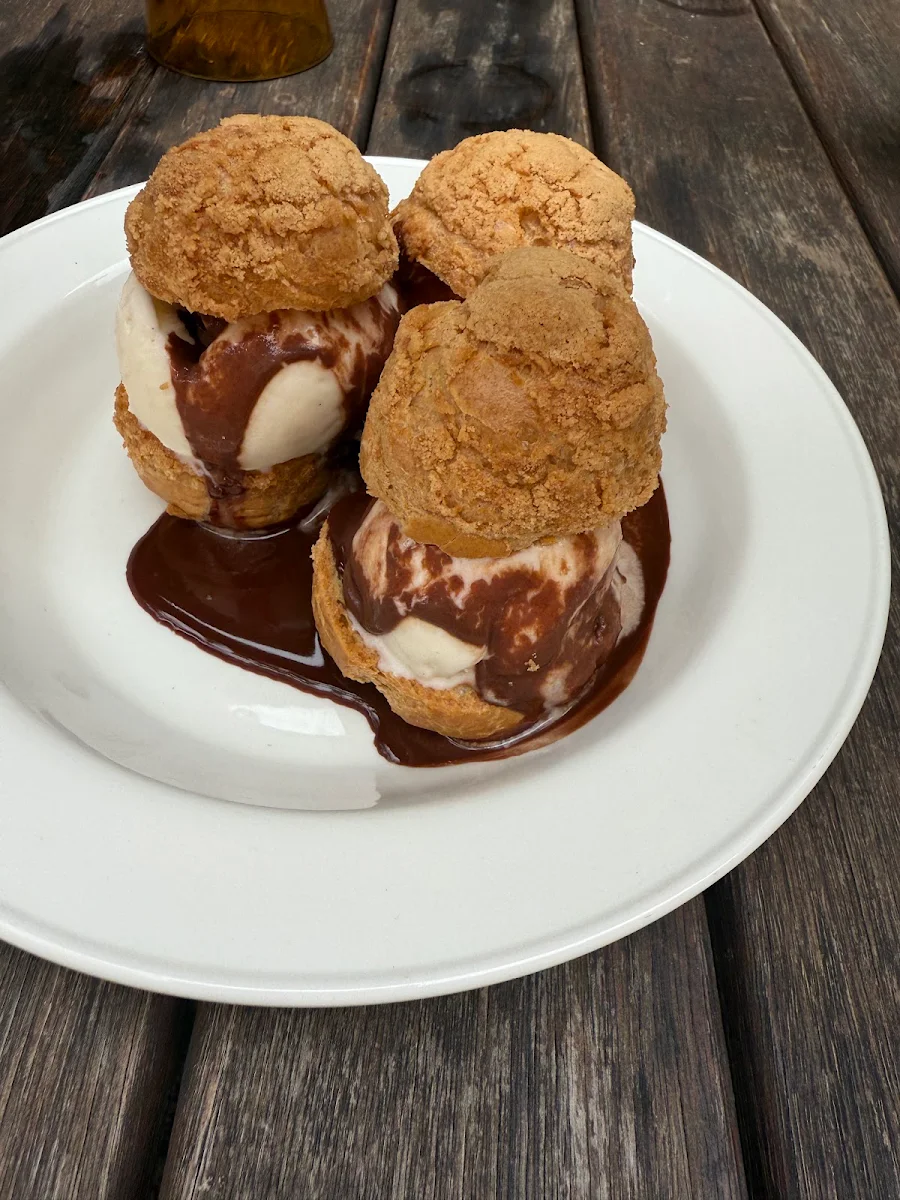 Profiteroles, Sporting Club Hotel