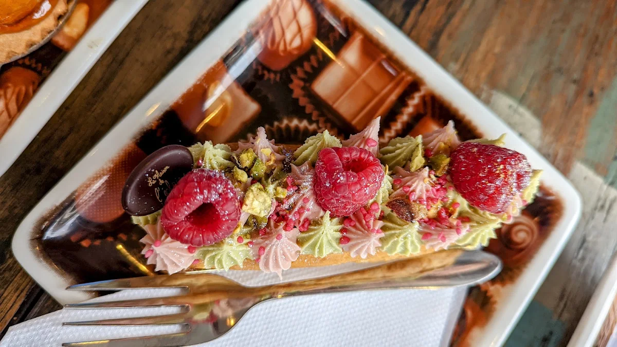 Berries Eclair, Croquembouche Patisserie
