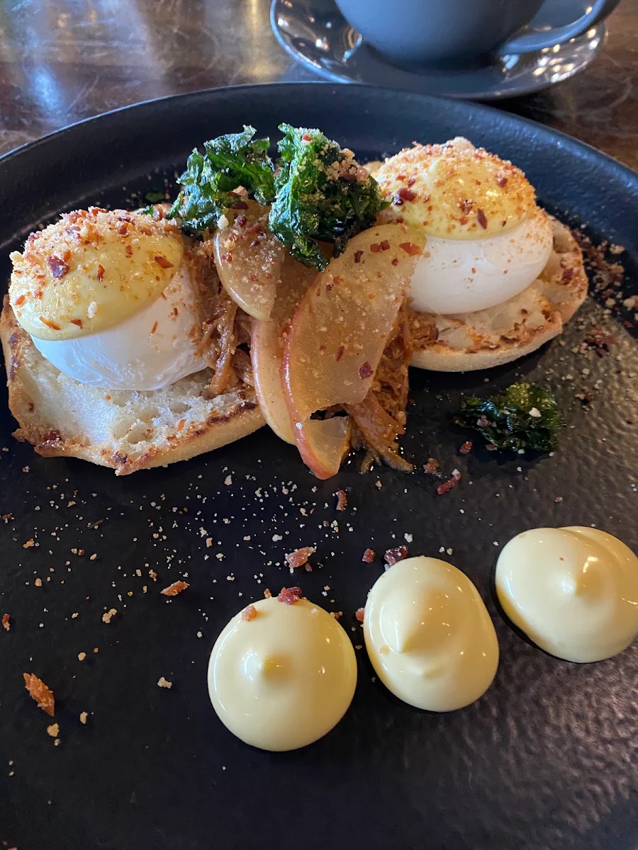 Eggs Benedict with Pulled Pork