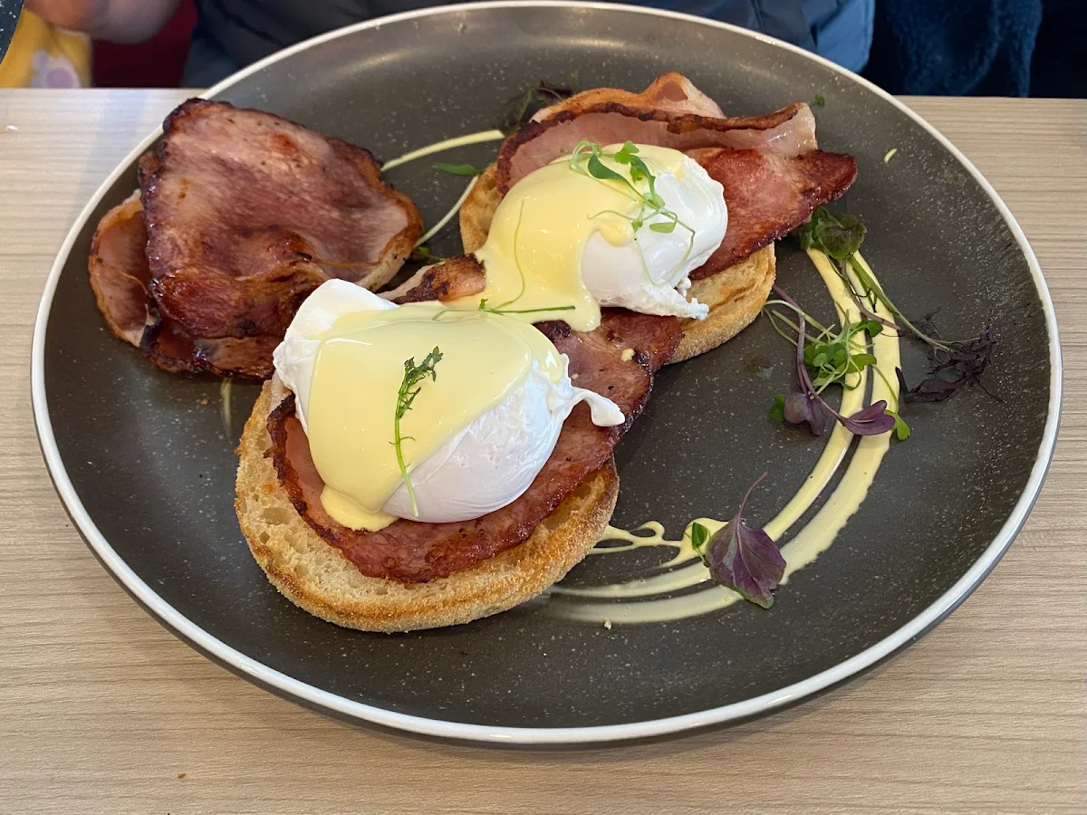 Eggs Benedict, Frankies