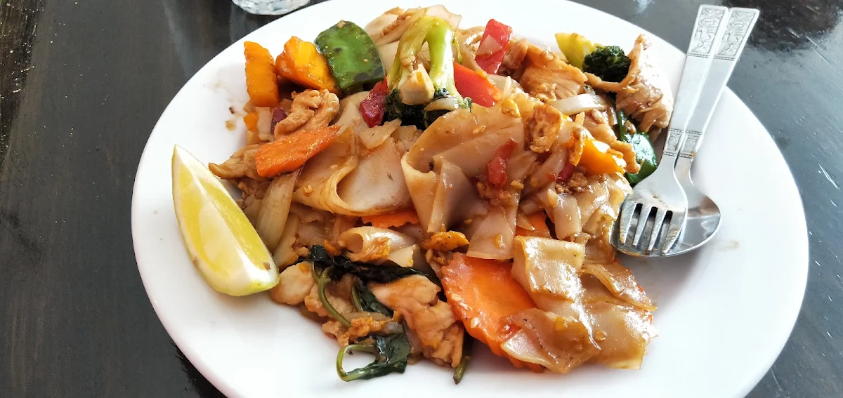 Basil Chilli Noodles, Tin Thai Restaurant