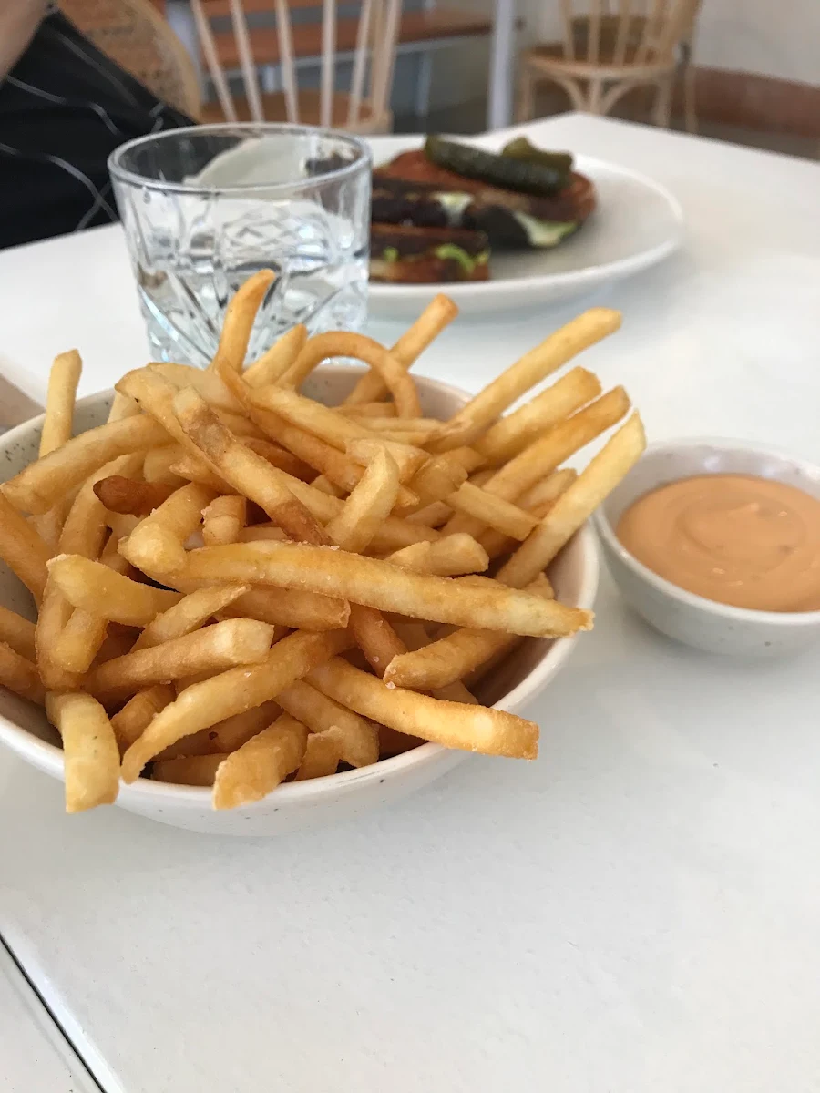 Fries, Locale Bronte