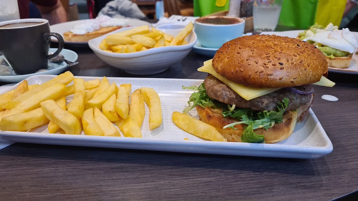 Cheese Burger and Chips