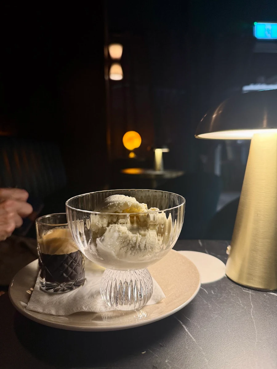 Highlights, Sneaky Mick's Cocktail & Supper Lounge