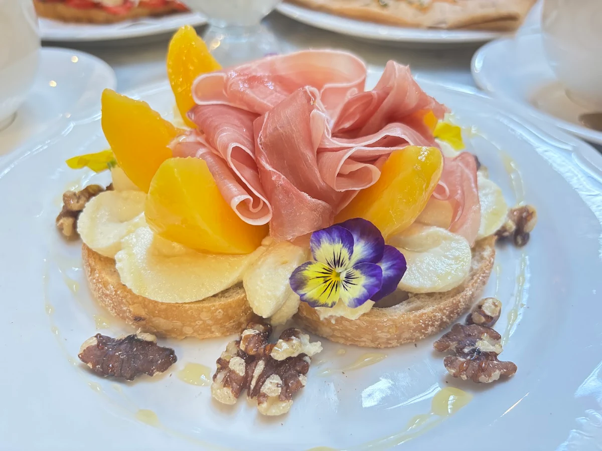 Highlights, Le Petit Chateau Restaurant