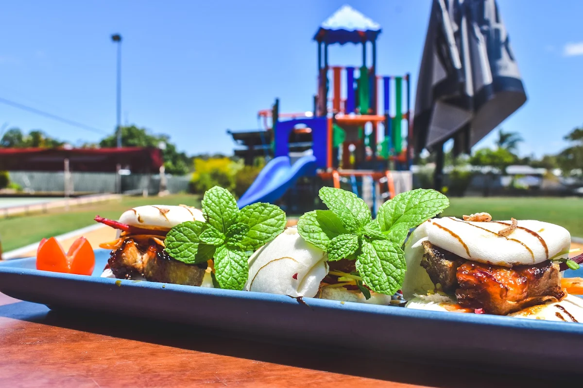 Highlights, Krackers Bar & Grill
