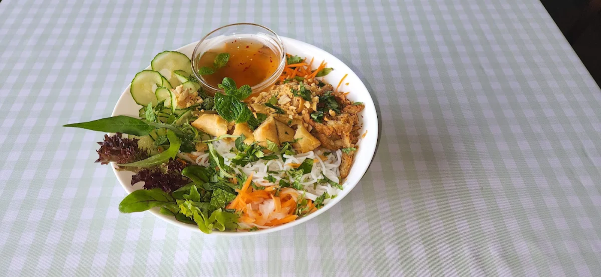 n05 Vermicelli with Spring Rolls&Crispy Vegie Chicken