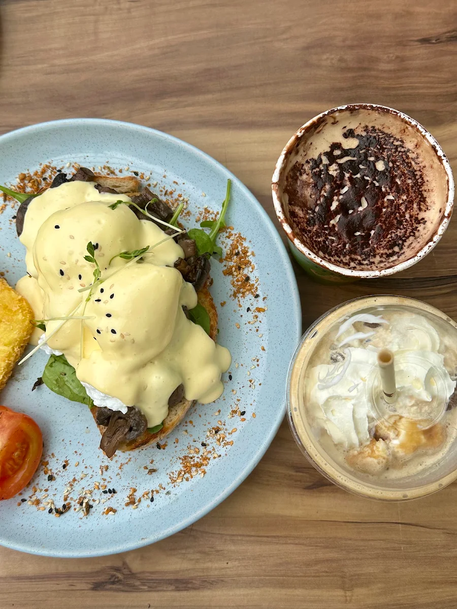 Egg Benny, Bowen Arrow Cafe