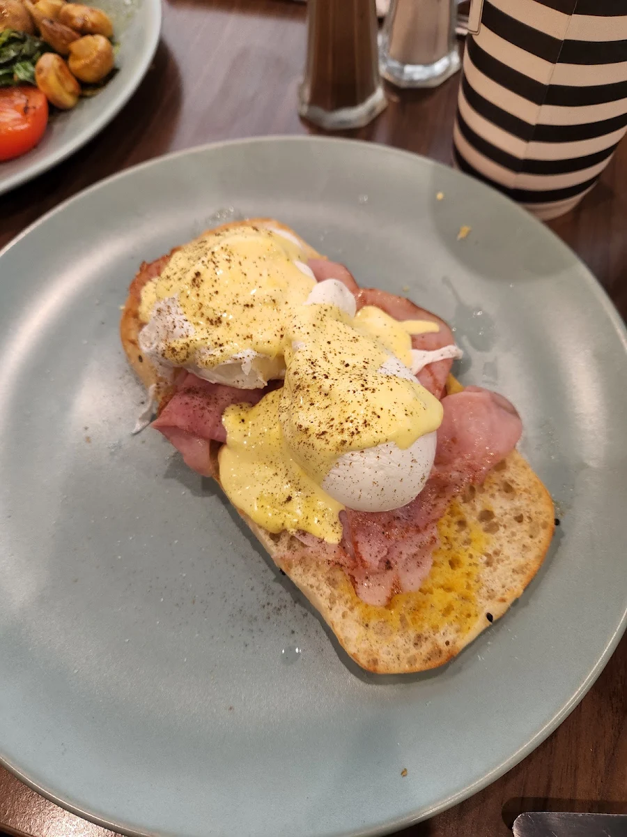 Egg Benedict, Kafe 258
