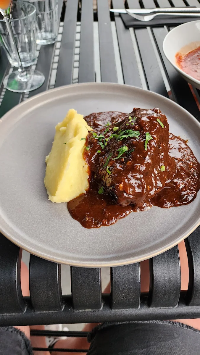Beef Cheeks and Mash with Red Wine Jus Alpukat