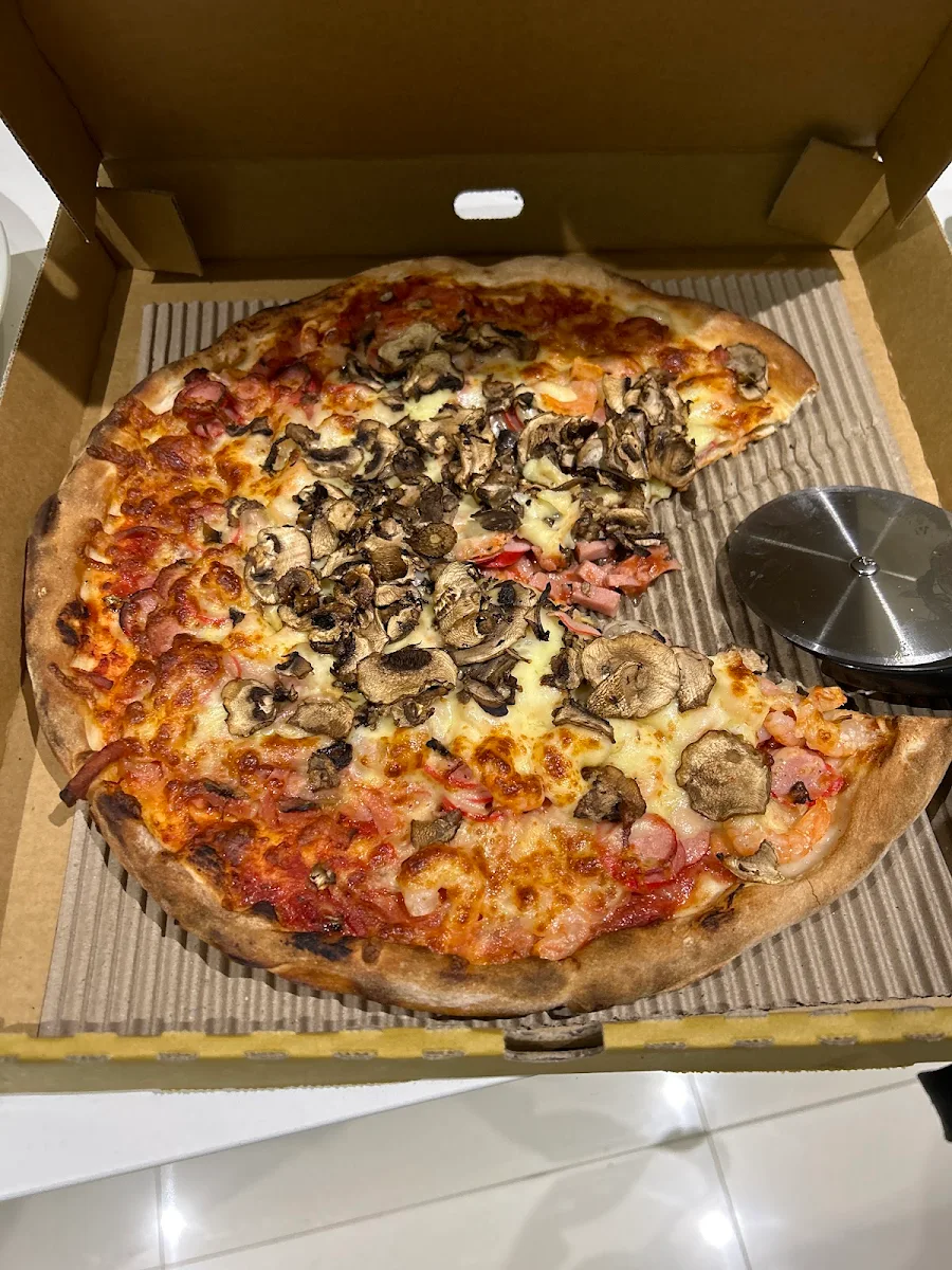 Highlights, Ronnie's Pizza House