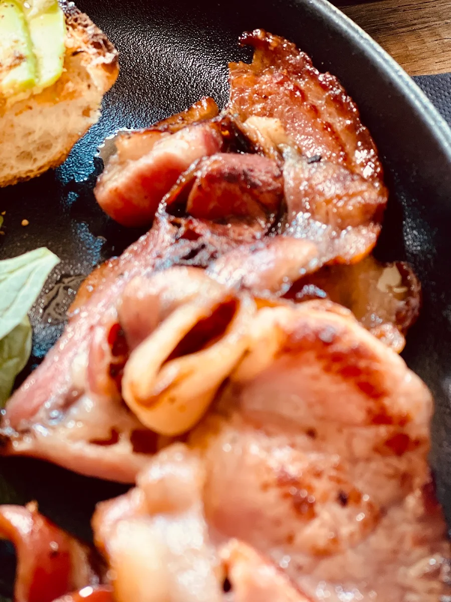 Bacon & Eggs, Ortem