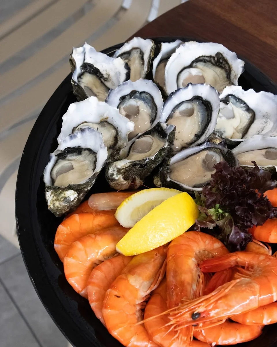 Fresh Seafood Platter Tiger Prawns & Pacific Oysters