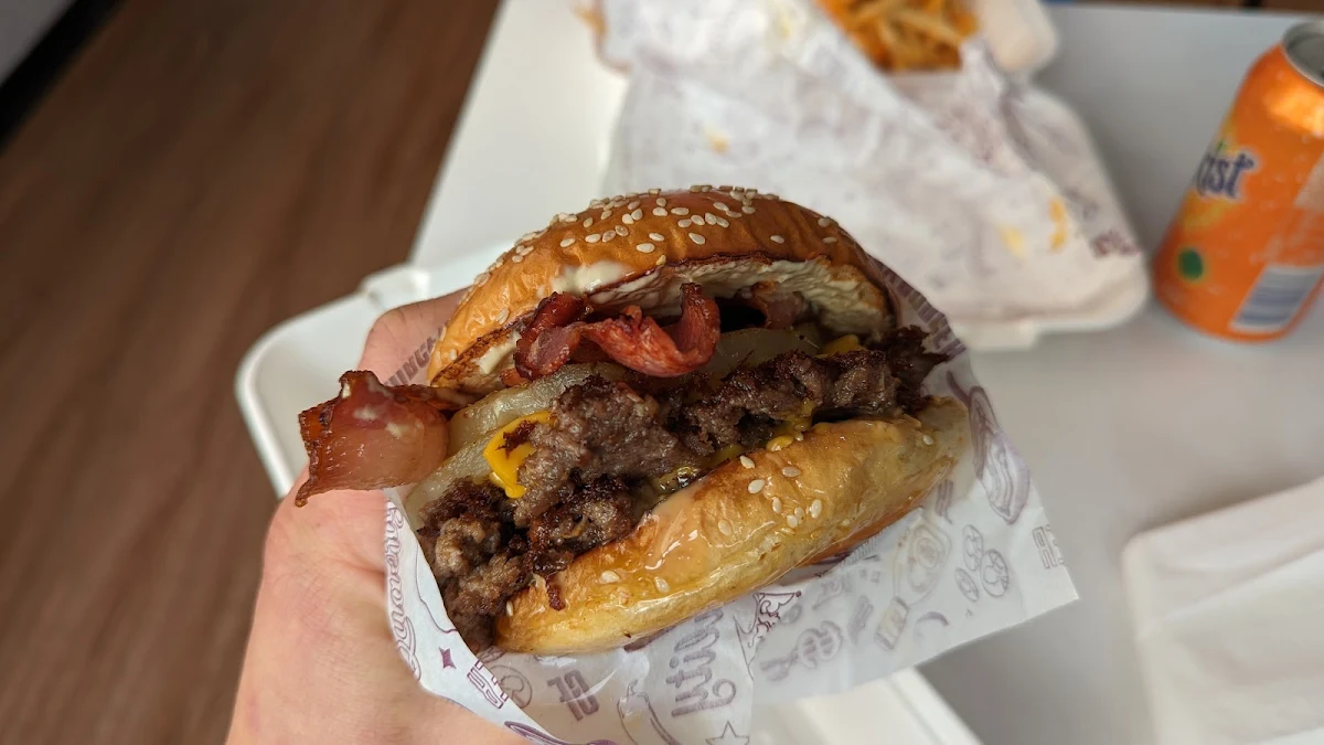 Pineapple Express, Sneaky Burger Albion Park
