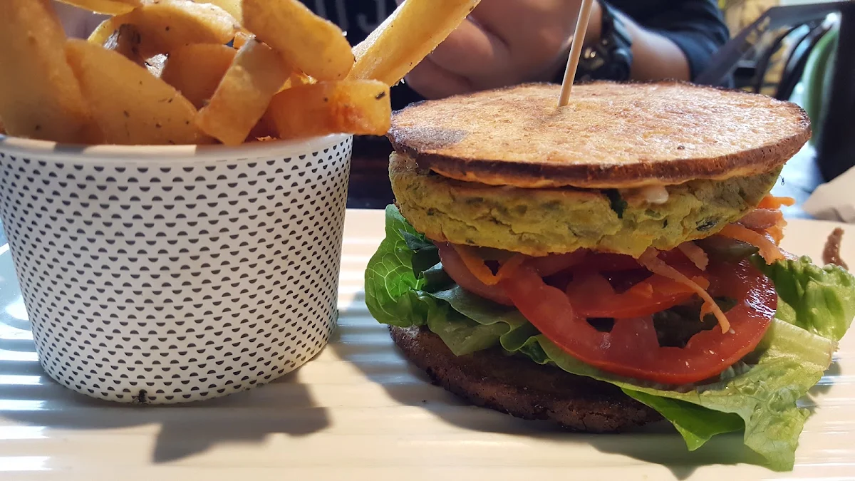 Low Carb Veggie Burger with Chips