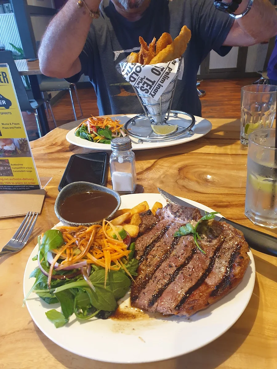 Highlights, Queenslander Hotel