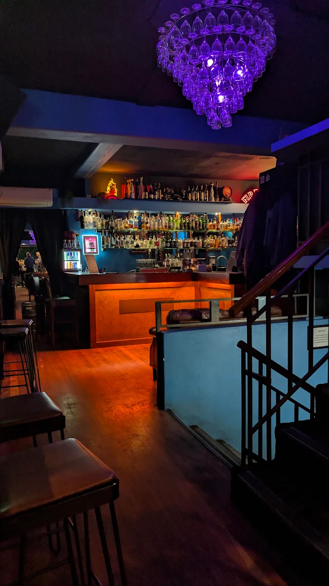 Vibe, Lustre Bar