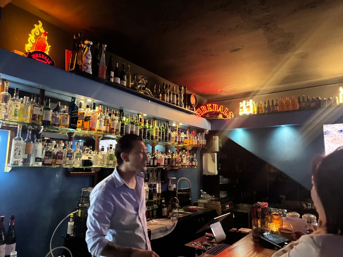 Vibe, Lustre Bar