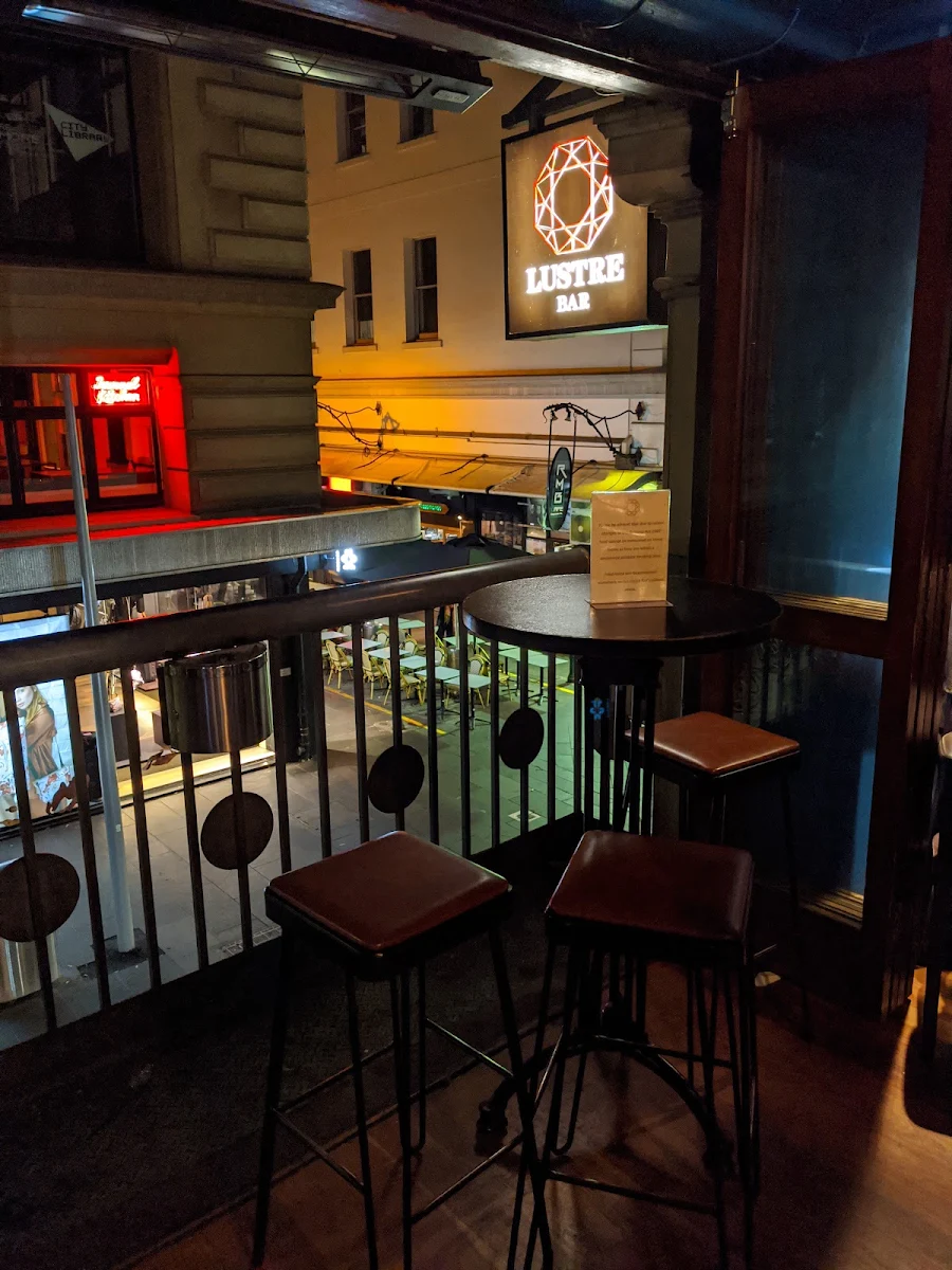 Vibe, Lustre Bar