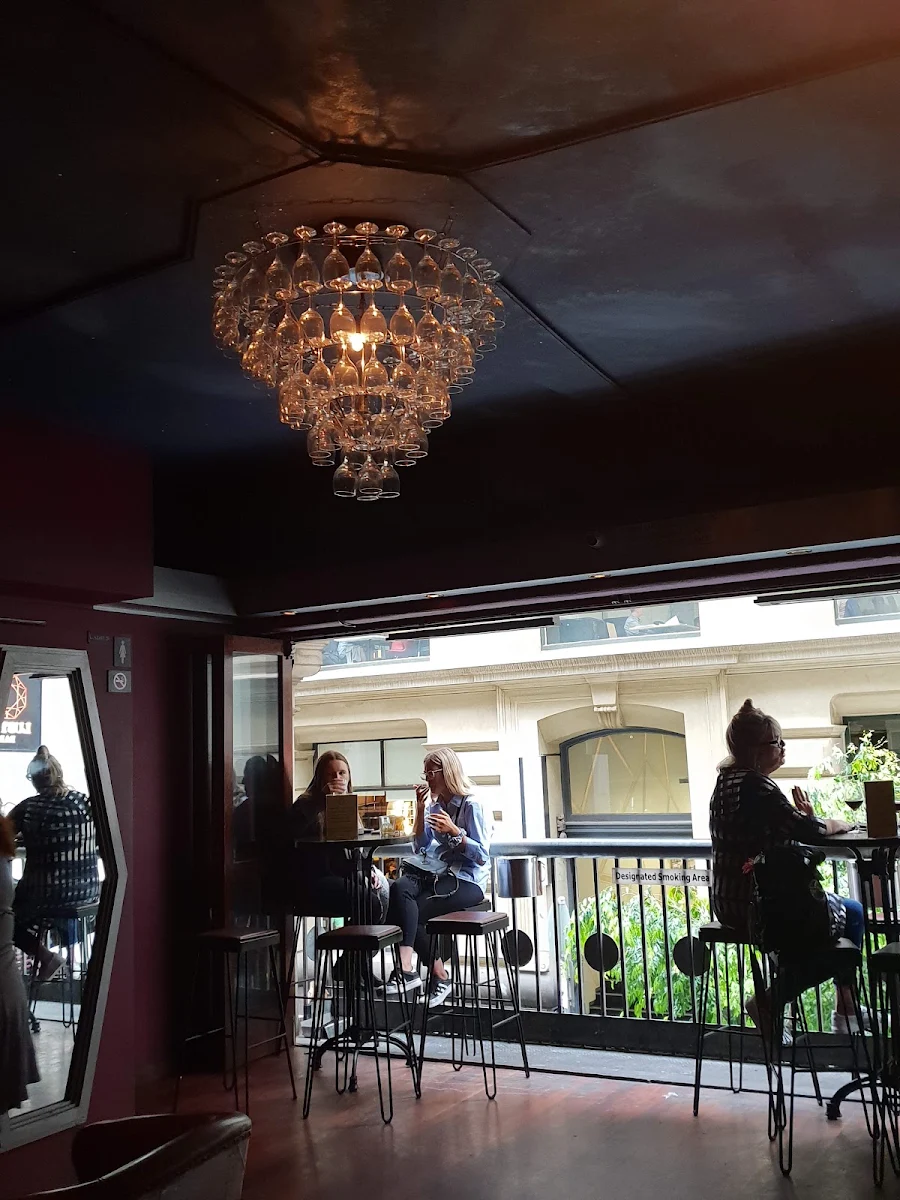 Vibe, Lustre Bar