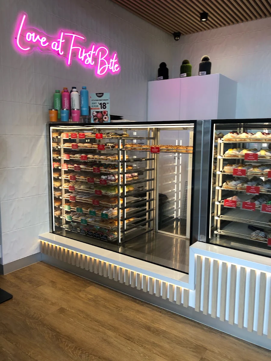 Vibe, Daniel's Donuts