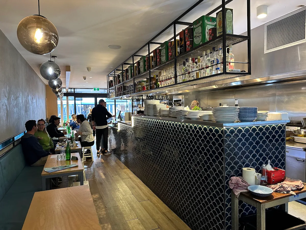 Vibe, Mythos Gyros Bar