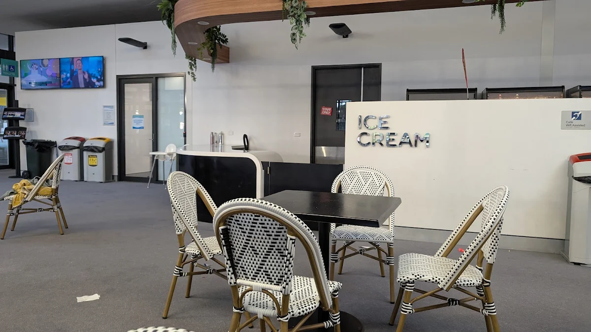 Vibe, Waves Cafe