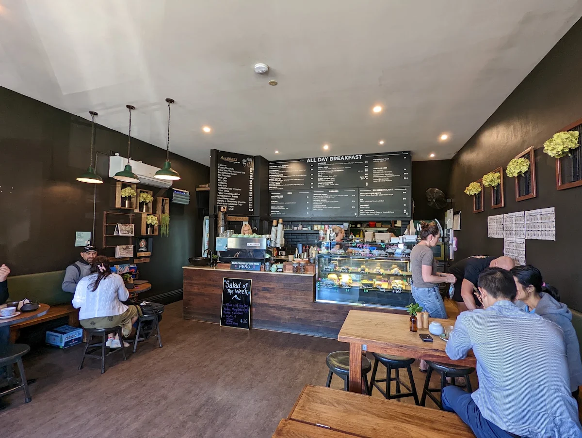 Vibe, Hungry Grasshopper Café