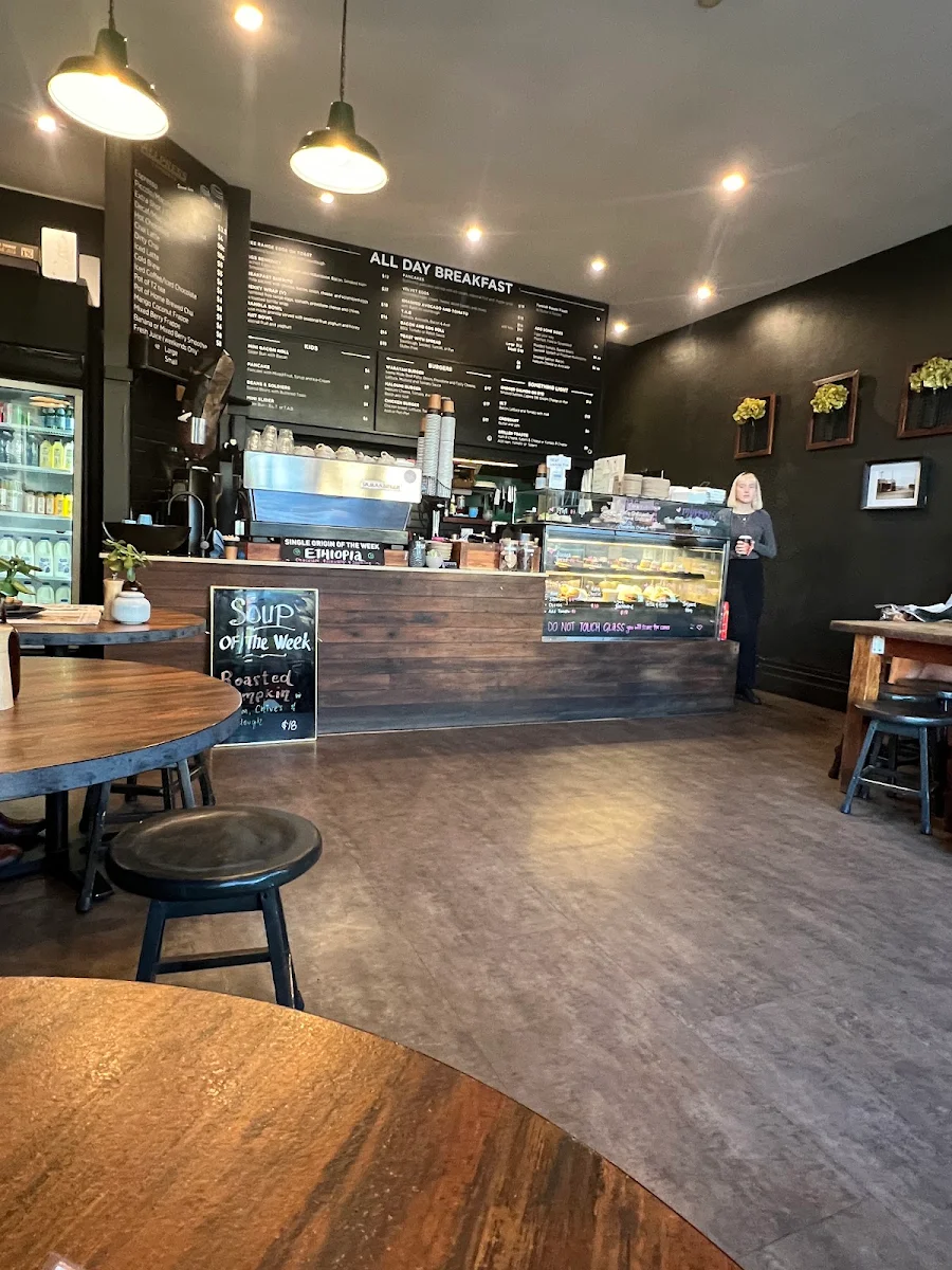 Vibe, Hungry Grasshopper Café