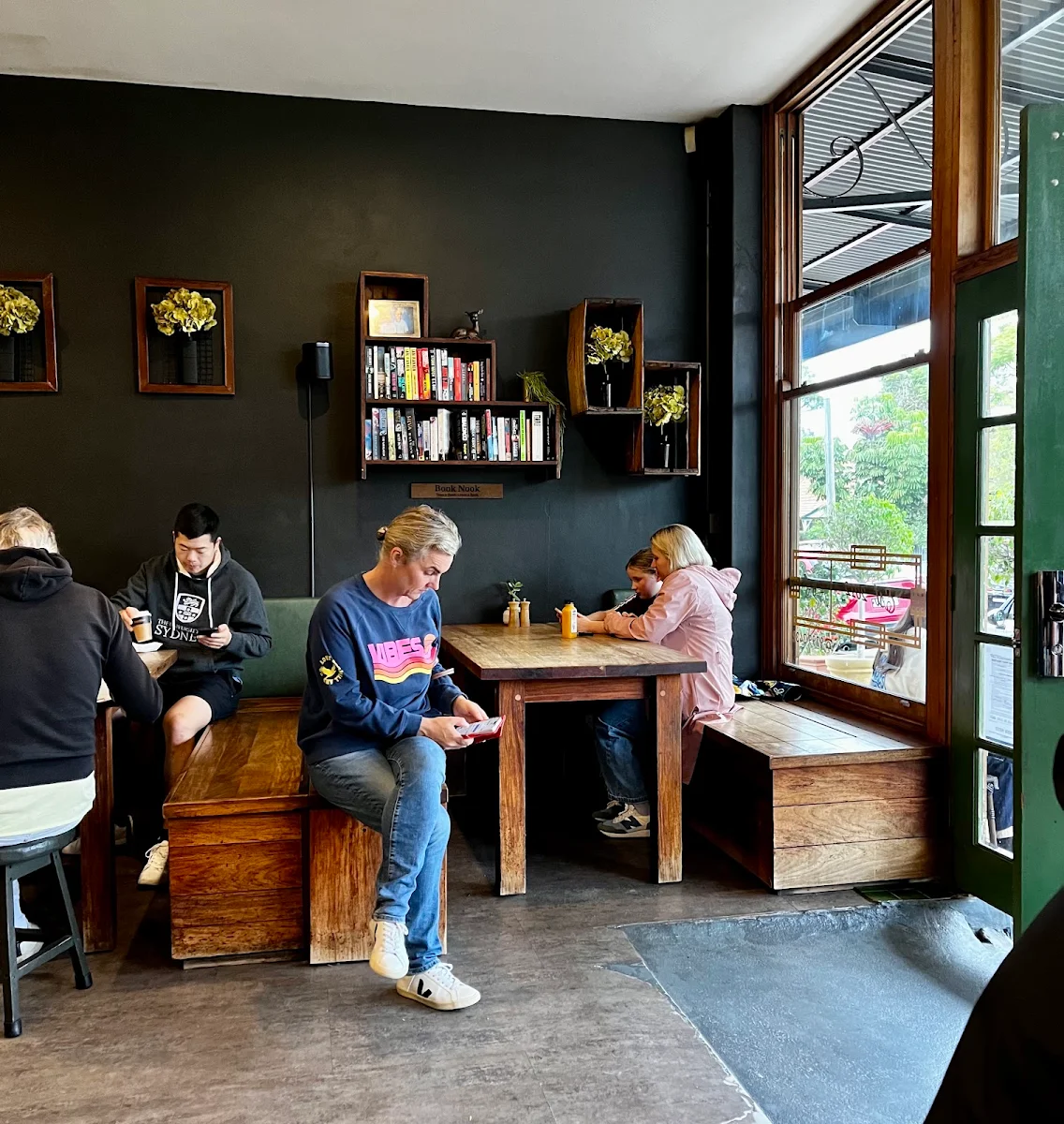 Vibe, Hungry Grasshopper Café